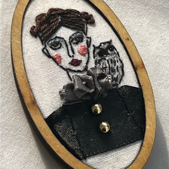 THE WIDOW’S OWL Embroidered Portrait Pendant - Picture 3 of 4